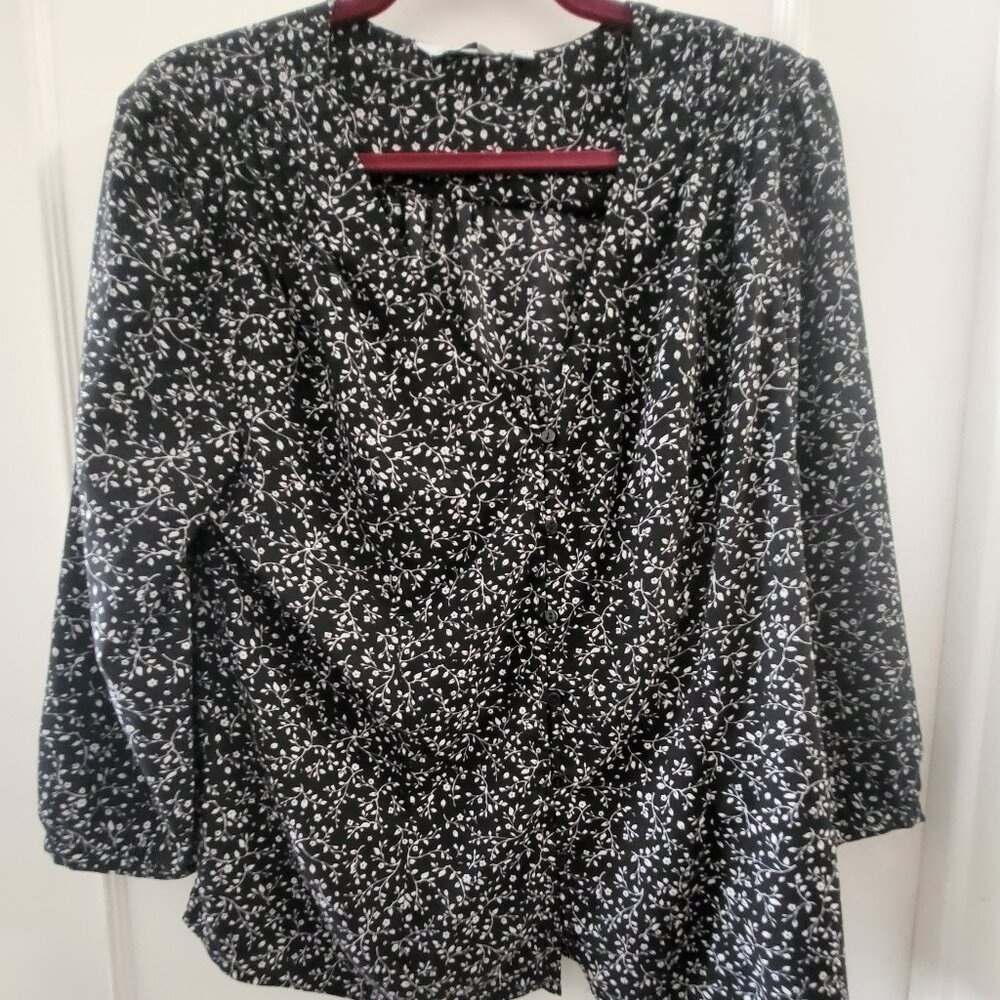 Reitmans Black & White Floral V-Neck Blouse - Size Large